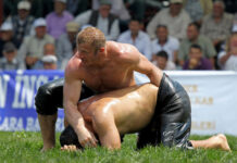 Зачем в Турции мужики засовывают руки друг другу в штаны?