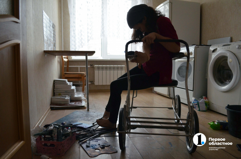 «Я самый счастливый человек»: челябинка с ДЦП пишет уникальные картины ногами