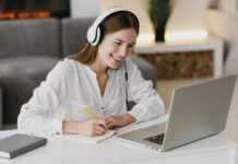 Как россияне отдыхают на майские праздники 2022 года: когда первый выходной день и когда на работу