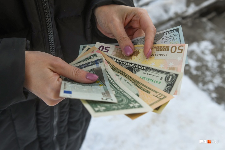 Можно ли покупать у частных лиц доллары и евро в России: как действует валютное законодательство в 2022 году