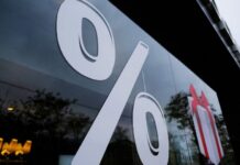 Российские банки начали вводить комиссию за снятие денег с кредитных карт