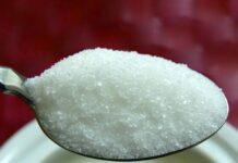 Сахар ушел в подполье: куда исчез важный продукт с полок российских магазинов