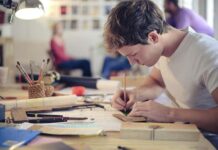 Стоит ли менять работу и как правильно сейчас распоряжаться деньгами: мнение экспертов