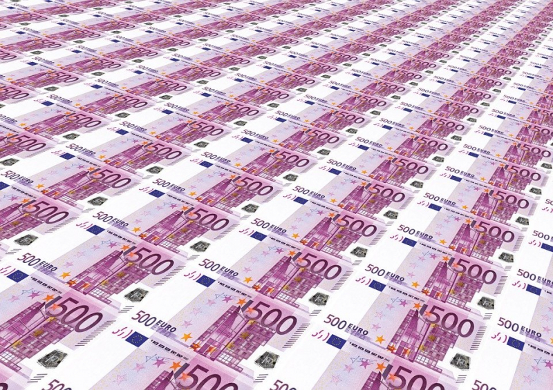 Евро упал ниже 76 рублей впервые с марта 2020 года