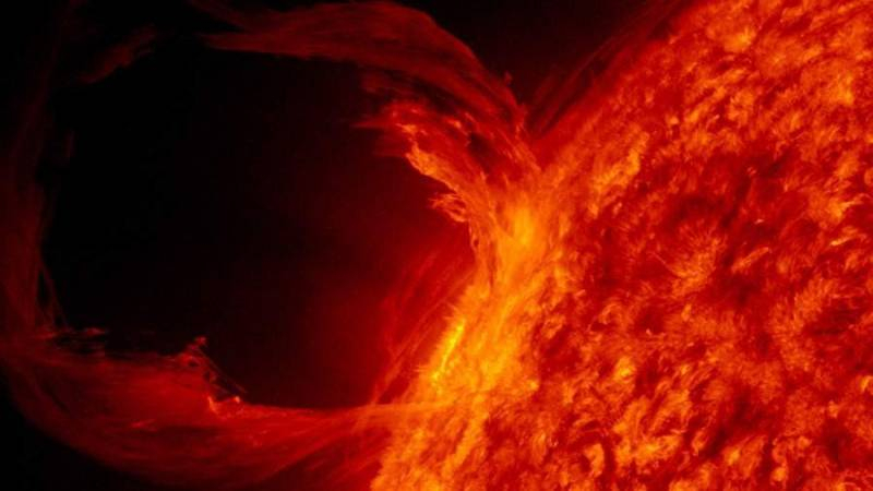 <br />
Магнитный удар из-за проснувшегося «мертвого» пятна на Солнце достигнет Земли 14 апреля                