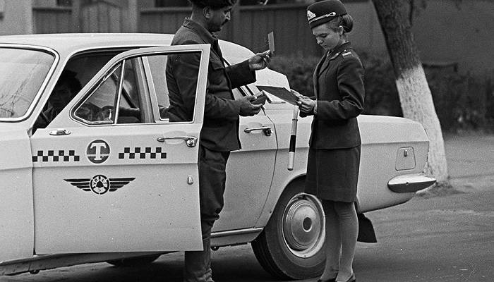<br />
На чем «наши люди не ездили в булочную»: история появления такси в СССР                