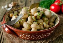 Пикантные грибочки к праздничному столу: маринованные шампиньоны всего за 24 часа