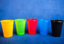 Почему опасно пить горячие напитки из пластиковых стаканчиков