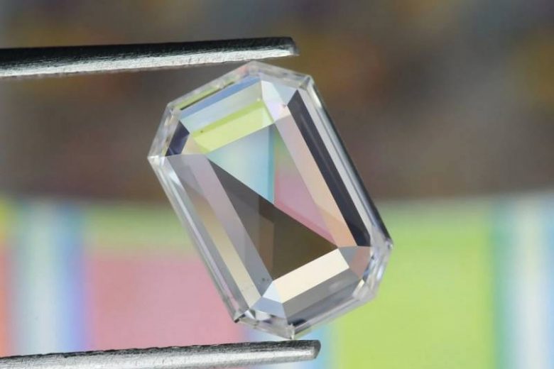 <br />
Полноценная обработка и продажа алмазов теперь будет производиться в России                