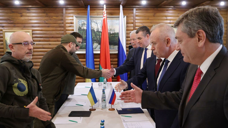 Участник украинской делегации Михаил Подоляк исключил возможность заключения перемирия с Россией
