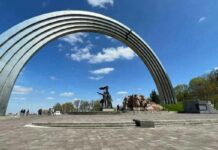 Власти Киева демонтируют «Арку дружбы народов», посвященную украинско-российскому единству. Соответствующее решение принял Кличко