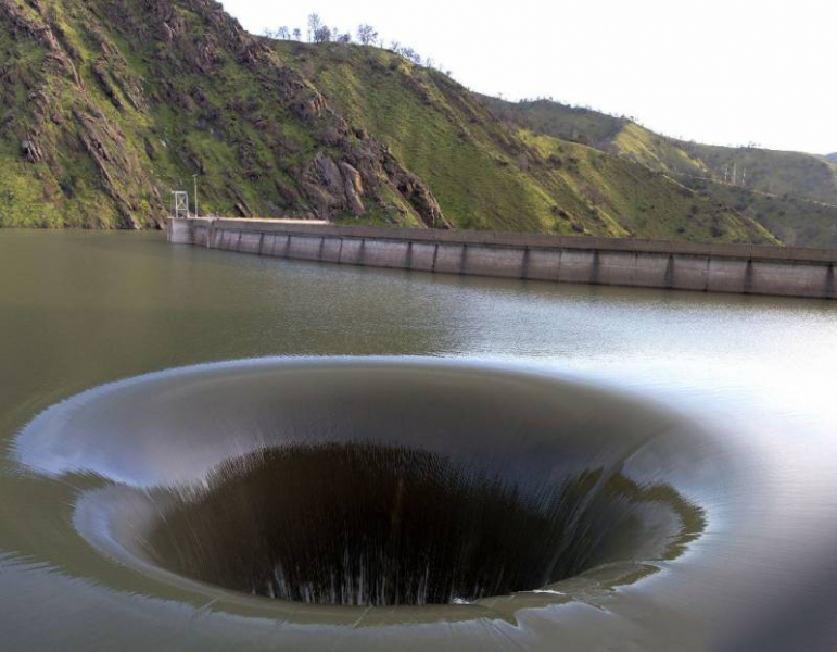 <br />
«Черная дыра» озера Берриесса: почему гигантская воронка появляется все чаще                