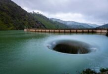 «Черная дыра» озера Берриесса: почему гигантская воронка появляется все чаще