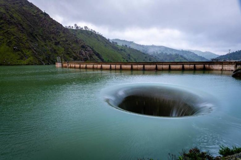 <br />
«Черная дыра» озера Берриесса: почему гигантская воронка появляется все чаще                