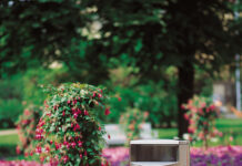 Металлические урны в ландшафтном дизайне