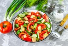 Кому нельзя есть популярный салат из огурцов и помидоров