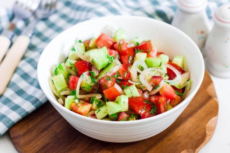 <br />
Кому нельзя есть популярный салат из огурцов и помидоров                