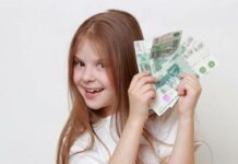 Психолог объяснил, почему родители не должны платить ребенку за хорошие оценки