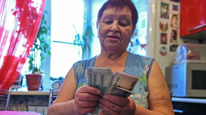 <br />
Российским пенсионерам объяснили, что будет, если не снимать пенсию с карты                