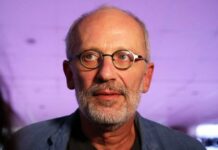 С кем тайно обвенчался телеведущий Александр Гордон