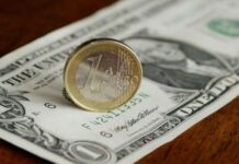 Стоимость евро и доллара в апреле 2022 года: прогноз финансовых экспертов