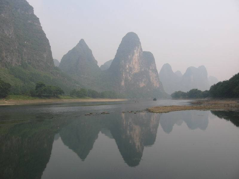 <br />
В глубинах гигантской воронки на юге Китая может существовать «затерянный мир»                