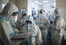 Доплаты медикам за коронавирус продлили до конца 2022 года