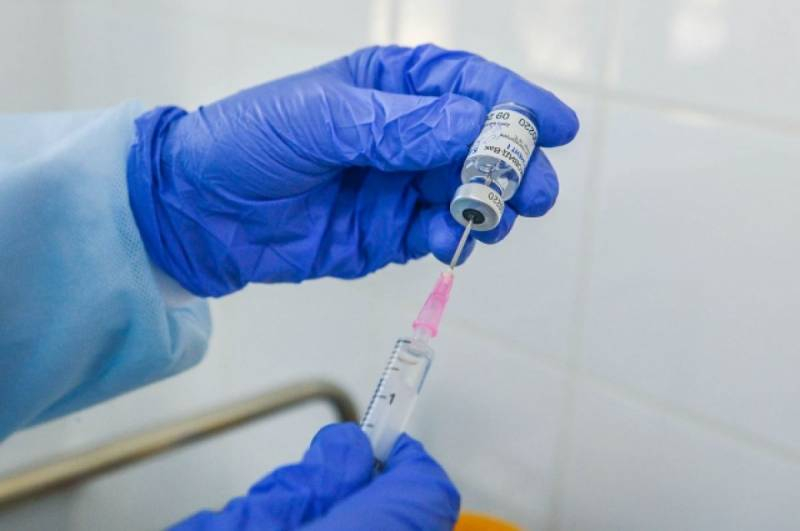 <br />
Доплаты медикам за коронавирус продлили до конца 2022 года                
