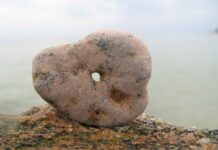 «Глаза Бога»: какие магические свойства приписывают «дырявым камням» и где их найти