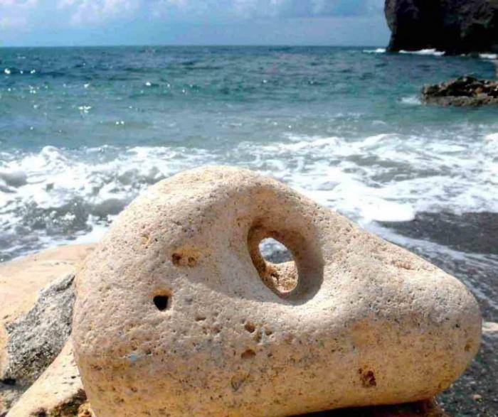 <br />
«Глаза Бога»: какие магические свойства приписывают «дырявым камням» и где их найти                