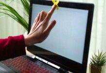 Нужно ли заклеивать камеру своего смартфона или ноутбука в целях безопасности