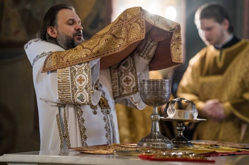 <br />
Православные верующие готовятся к Петрову посту в июне 2022 года                