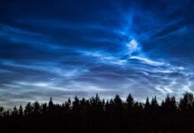 Жемчужные облака в небе над Москвой: почему природное явление появляется только летом