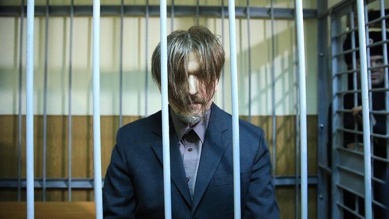 <br />
Опасный преступник Андрей Бовт сбежал из зала заседания Гатчинского суда                