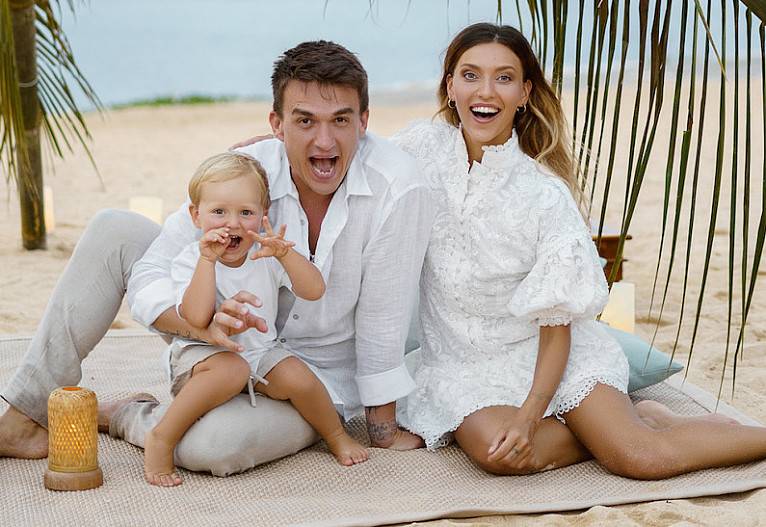 <br />
Счастливые родители: как Регина Тодоренко и Влад Топалов назвали второго сына                