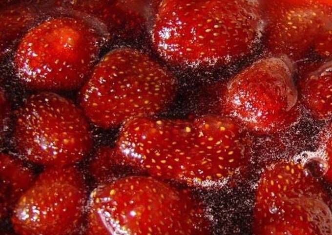 <br />
Свежее варенье из клубники можно приготовить без варки ягод                