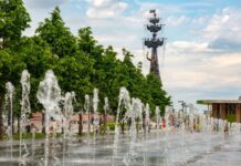 Компенсация вместо безопасности: 6-летнему мальчику оторвало 3 пальца в поющем фонтане