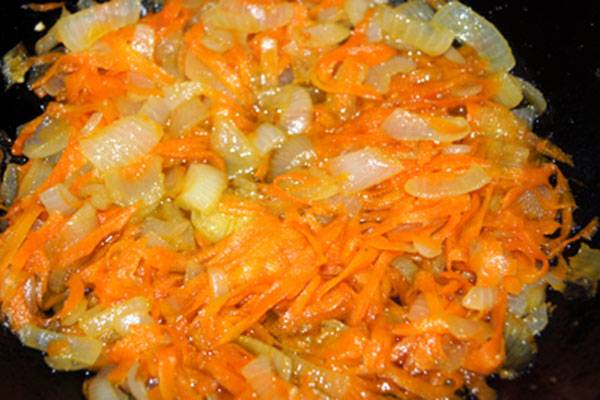<br />
Секреты вкусной зажарки: что жарят первым, лук или морковь                