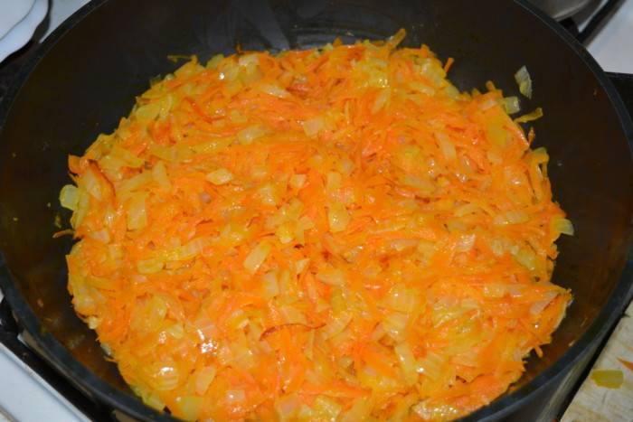 <br />
Секреты вкусной зажарки: что жарят первым, лук или морковь                