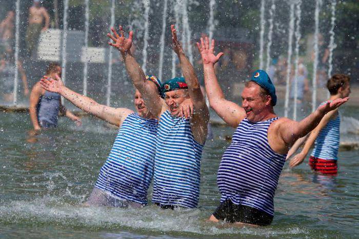 <br />
Случайный фотограф или вызов русалкам: откуда пошла традиция купаться в фонтанах 2 августа в День ВДВ                