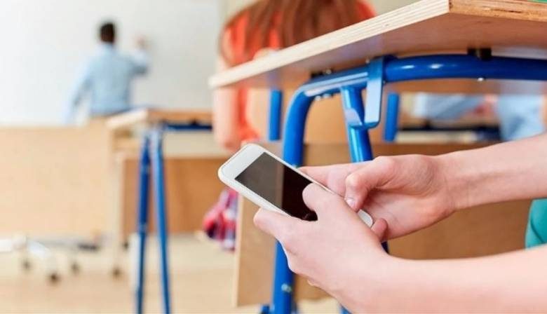 <br />
Какое наказание ждет ребенка за пользование мобильным телефоном в школе                