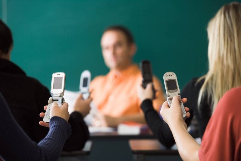 <br />
Какое наказание ждет ребенка за пользование мобильным телефоном в школе                