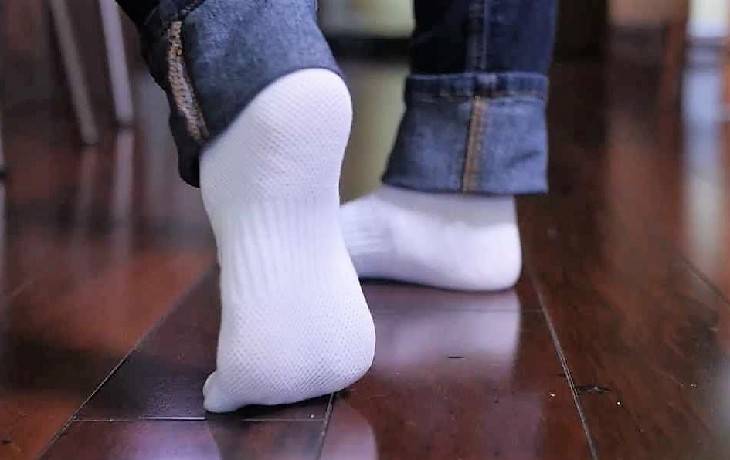 <br />
Не спешите покупать новые: как просто и быстро отстирать белые носки                