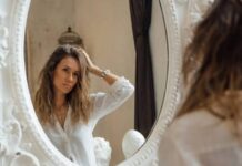 Посмотрите в зеркало: какие признаки рака можно увидеть в своем отражении