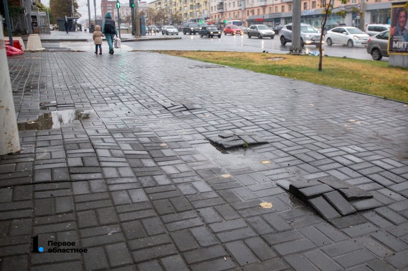 Провалы благоустройства. На что похожи тротуары в центре Челябинска?