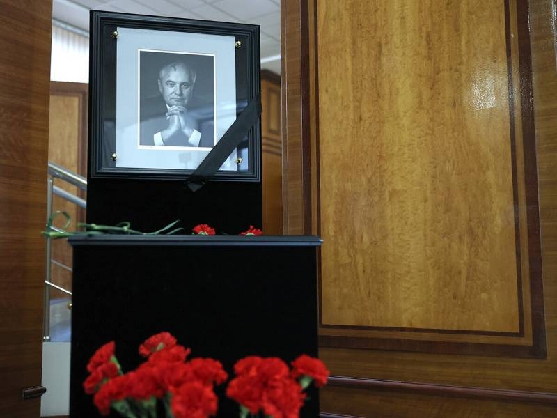 <br />
В Москве проходит церемония прощания с Михаилом Горбачевым: прямая трансляция                
