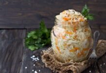 Как по старинному рецепту приготовить хрустящую квашеную капусту