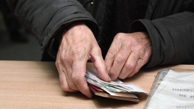 <br />
Кто из пенсионеров может получить доплату к пенсии в 2 407 рублей в ноябре 2022 года                