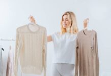 Правильно храним вещи: какую одежду нельзя вешать на плечики