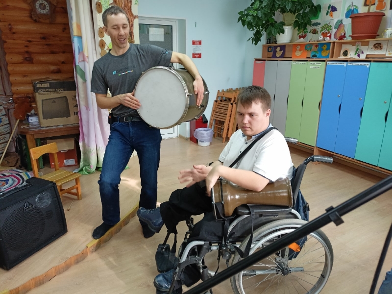 В Челябинской области незрячий паралимпиец руководит музыкальной студией для детей